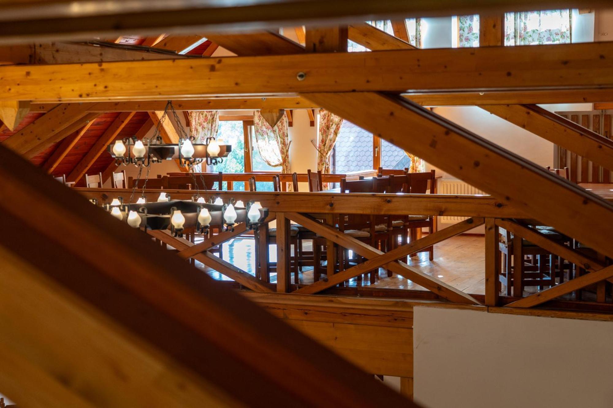 5.Evszak Hotel Sfântu-Gheorghe Екстериор снимка
