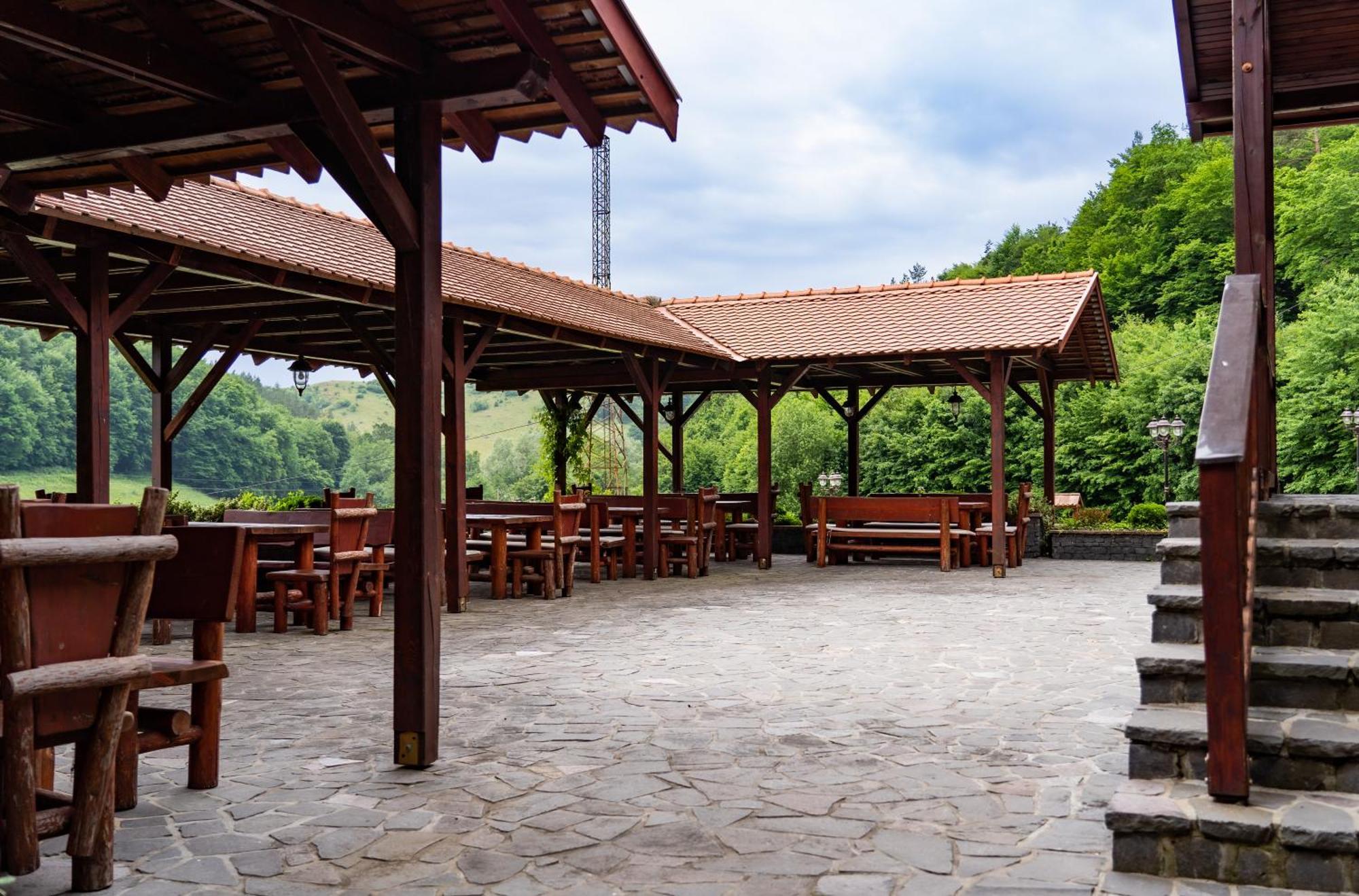 5.Evszak Hotel Sfântu-Gheorghe Екстериор снимка
